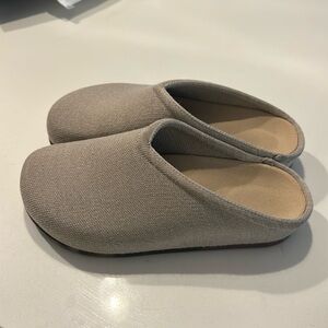Rothy’s casual clog, color dove, size 7.
